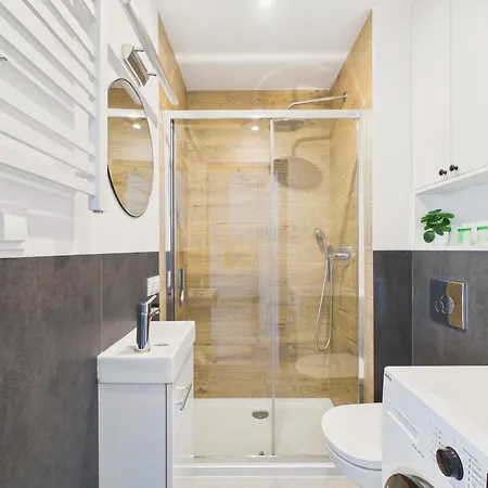 Апартаменти Modern & Cozy By Solarento *